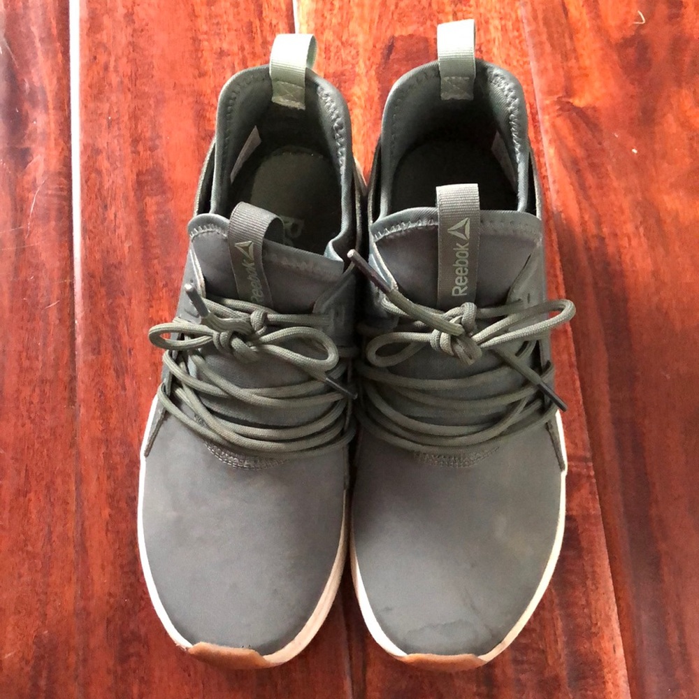 Tennis shoes